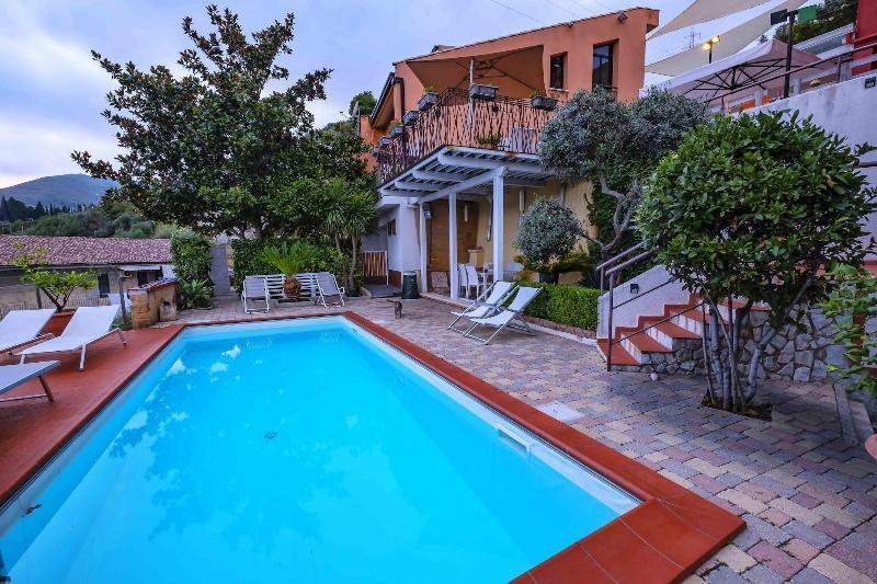 Bnb Casa Rossa 몬레알레 외부 사진